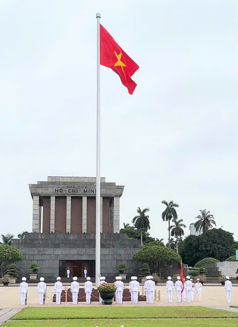 Lễ thượng cờ Tổ quốc trên Quảng trường Ba Đình, Hà Nội. Ảnh: QL
